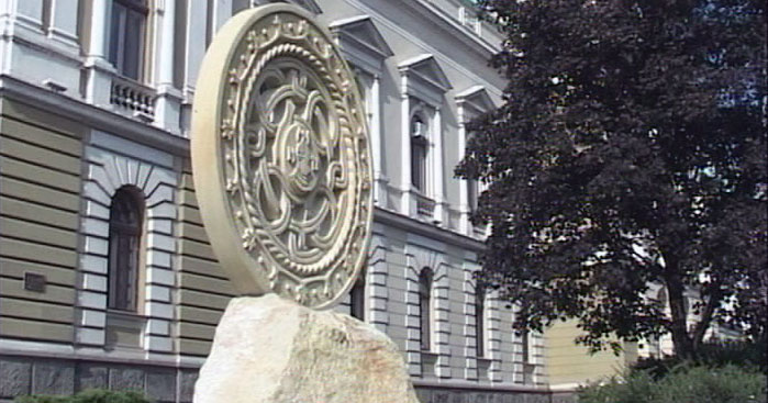 Postavljena rozeta ispred Gradske uprave (VIDEO)