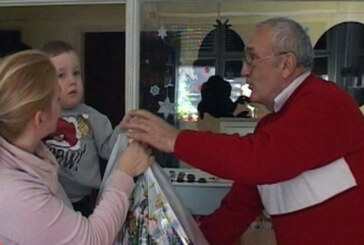 Božićni paketići Crvenog krsta mališanima koji se leče na Dečjem odeljenju (VIDEO)