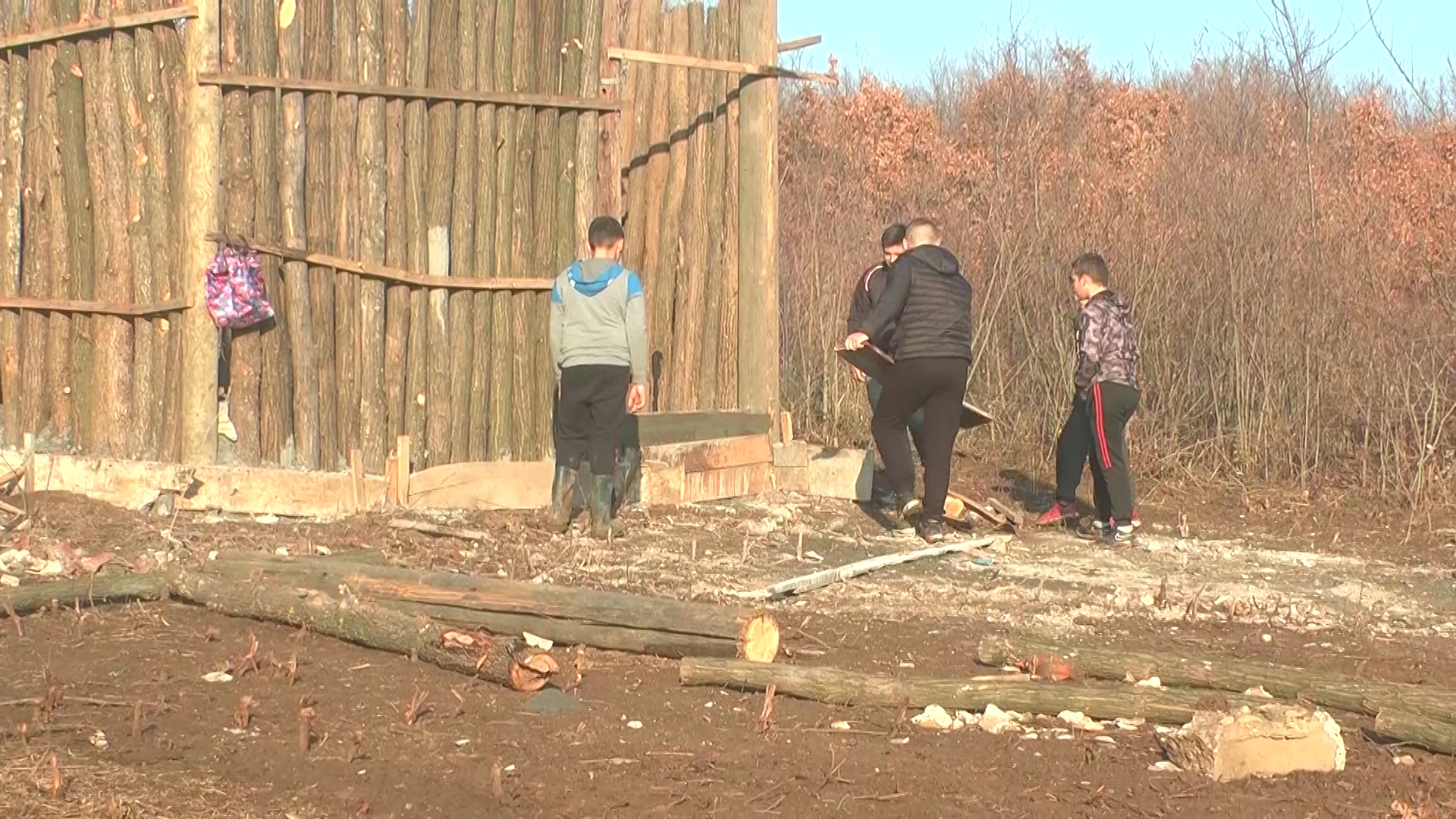 Mališani iz Kaonika, budući lovci, počeli izgradnju traperske kolibe