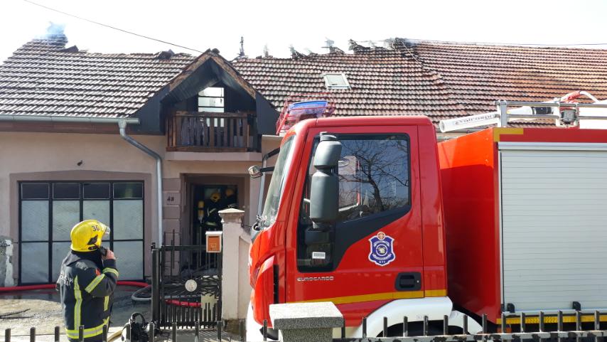 Lokalizovan požar na krovnoj konstrukciji porodične kuće u Malom Golovodu