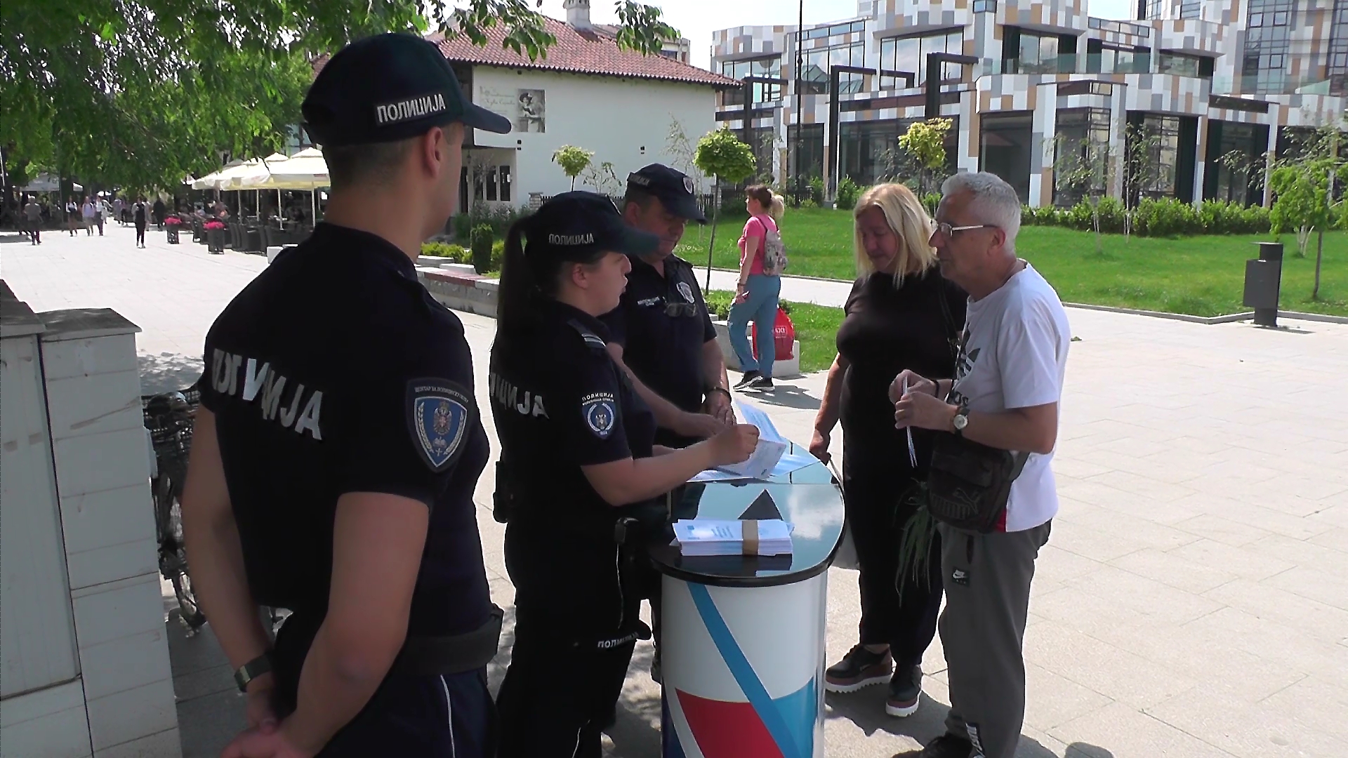 Na štandu Policijske uprave Kruševac razgovar sa sugrađanima o akciji predaje oružja i municije