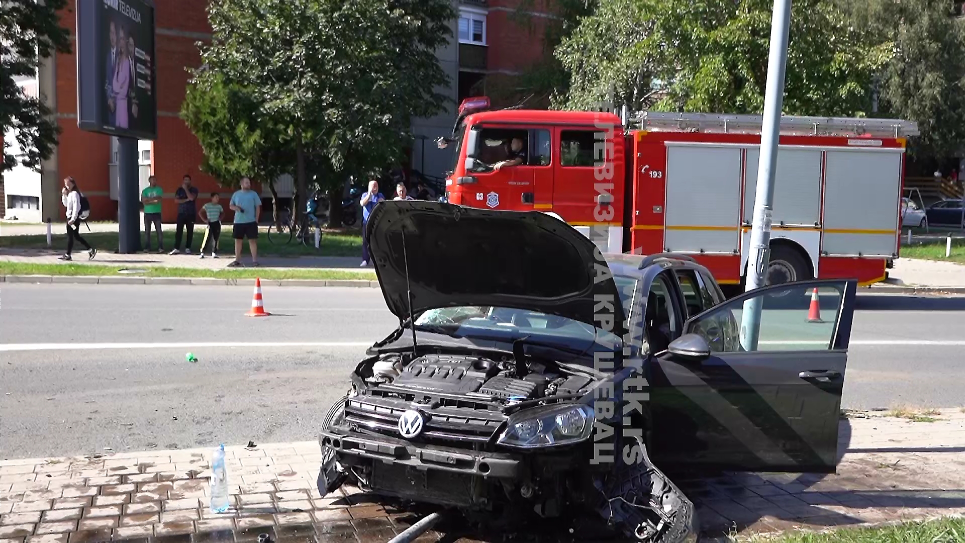 Poginula žena u saobraćajnoj nezodi na kružnom toku u Kruševcu