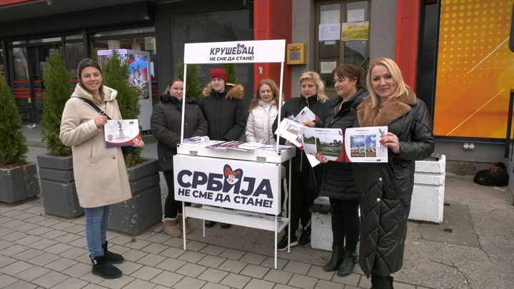 IZBORI 2023: Aktivisti SNS i danas delili informativni materijal i razgovarali sa Kruševljanima