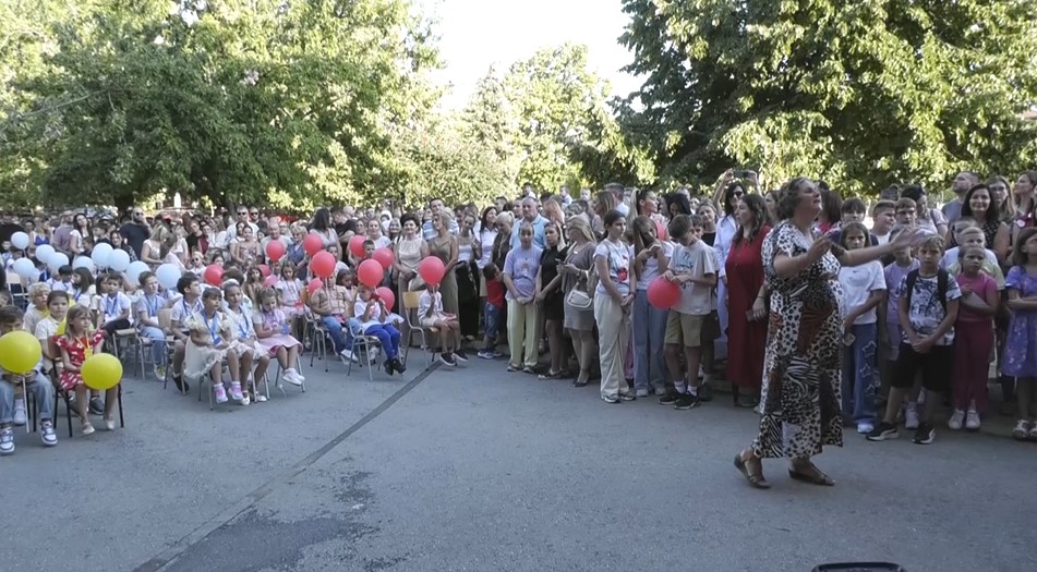 Svečarski i veselo bilo je i u OŠ Jovan Popović u Kruševcu