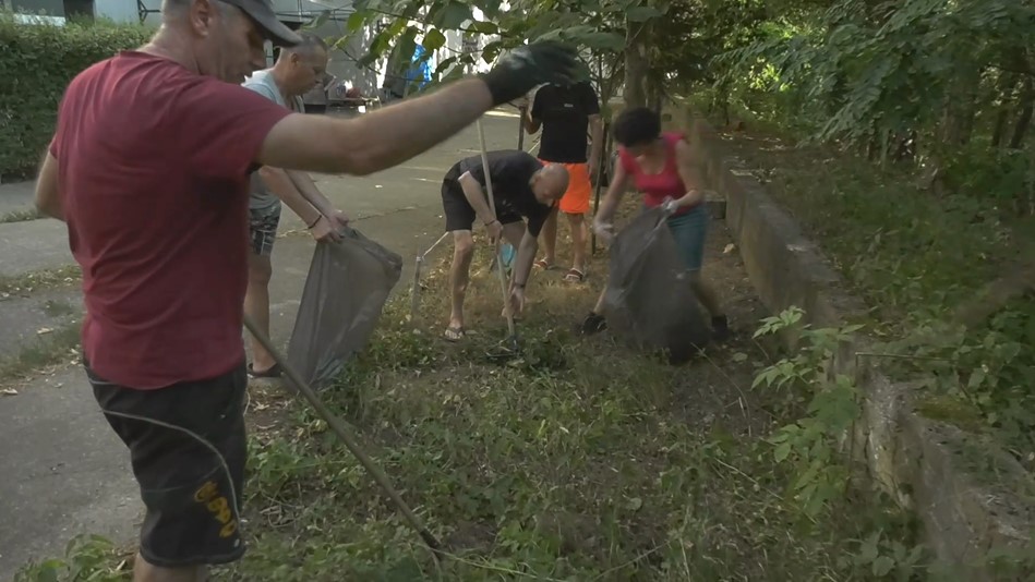 Gradski odbor SNS Kruševac i Mesni odbor Pakašnica organizvali je akciju čišćenja Garskog potoka u Pakašnici